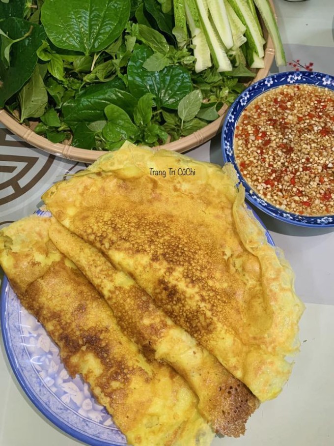Món bánh xèo thành phẩm của ba mẹ con.