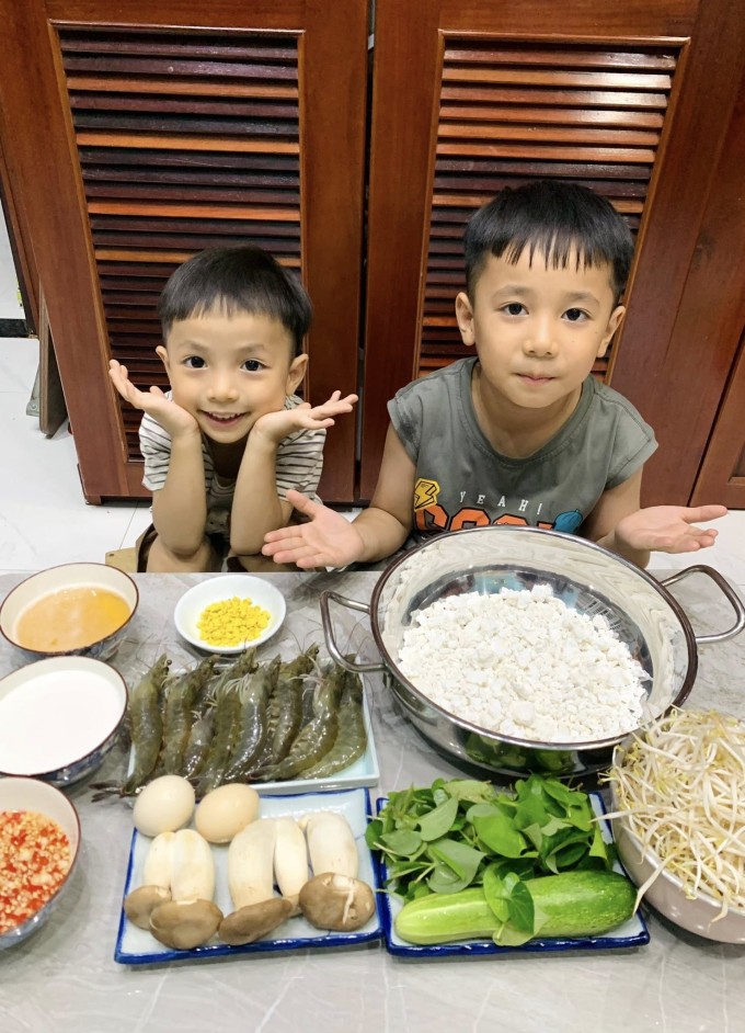 Bảo Trí 5 tuổi - Bảo Huy 3 tuổi giúp mẹ đổ bánh xèo.