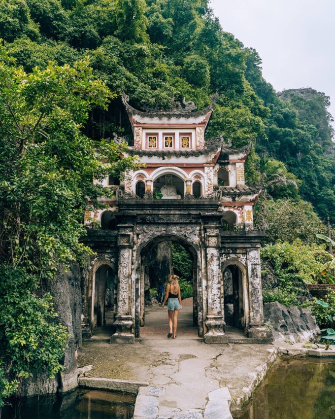 Bích Động là một trong những điểm check in thu hút cả khách quốc tế lẫn khách Việt bởi sự kết hợp hài hòa giữa hang động tự nhiên, chùa cổ và khung cảnh núi non thanh bình. Ảnh: aimeescompass
