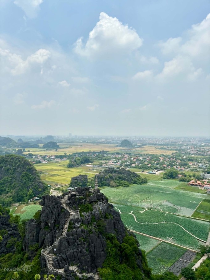 Hang Múa là điểm cao lý tưởng để ngắm toàn cảnh cánh đồng lúa ở Tam Cốc, cách trung tâm thành phố khoảng 10 km, thời gian leo lên đỉnh núi khoảng 30 - 40 phút tùy thể lực. Ảnh: Thảo Nhi