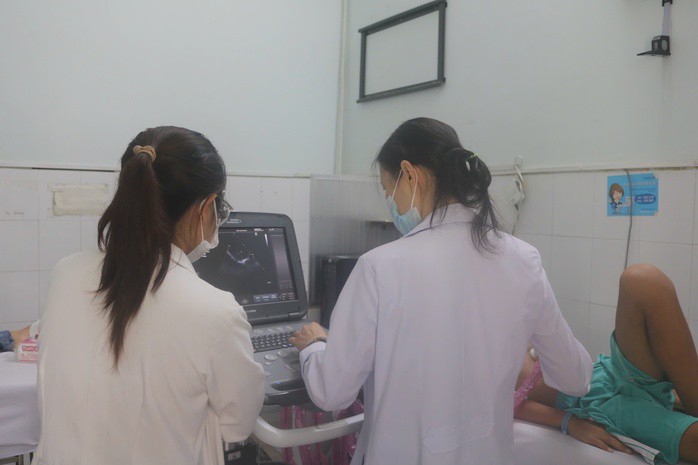 Bệnh nhi được các bác sĩ siêu âm, kiểm tra