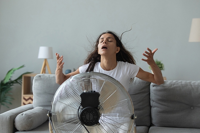 Rất nhiều người hiện nay đang duy trì những thói quen dùng quạt sai cách mà không hề biết rằng chúng chính là nguyên nhân gây hại cho sức khoẻ. (Ảnh minh họa).