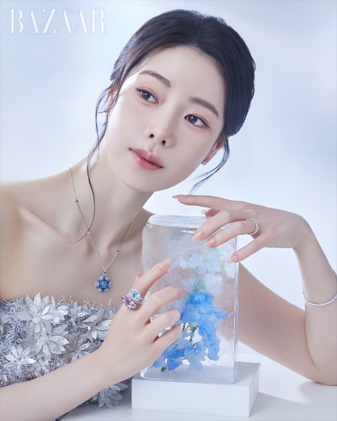 Lim Ji Yeon lựa chọn chăm sóc da bằng các nguyên tắc cơ bản: làm sạch nhẹ nhàng, cấp ẩm đầy đủ, tránh kích ứng và nuôi dưỡng cơ thể từ bên trong. Ảnh: Bazaar Korea