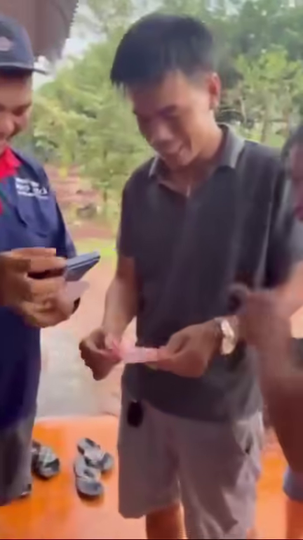 CLIP: Nam thanh niên cắt sầu riêng thuê trúng độc đắc 12 tỉ đồng xổ số miền Nam - 2