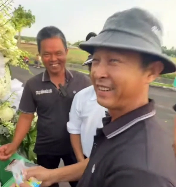 Anh Vinh chia sẻ niềm vui với đồng nghiệp sau khi trúng độc đắc 10 tỉ đồng. Ảnh cắt ra từ clip