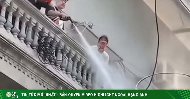 Xác minh clip người đàn ông xịt nước vào thợ tháo dỡ công trình