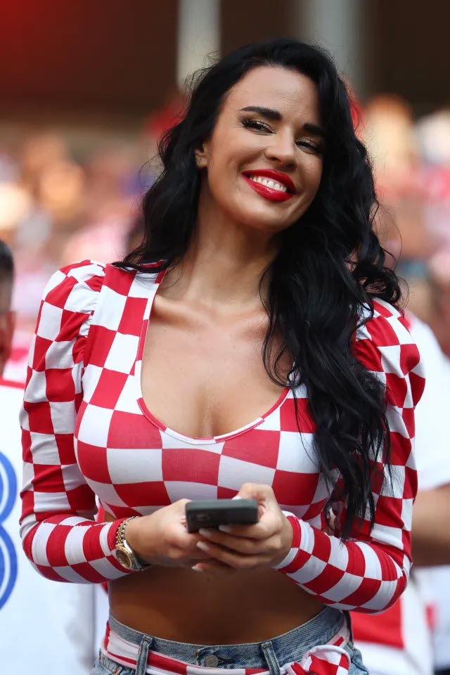 Ivana Knoll thường xuyên đăng ảnh mặc những bộ đồ khêu gợi có họa tiết cờ Croatia trước thềm các giải bóng đá lớn