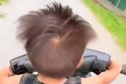 Triệu tập thanh niên thả hai tay, để cháu bé hơn 1 tuổi cầm lái xe máy khi đổ đèo