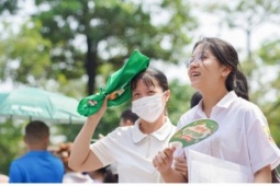 Sáng nay, thí sinh bước vào kỳ thi lớp 10 Trường THPT Chuyên ĐH Sư phạm Hà Nội