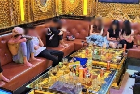 Mua dâm nữ nhân viên quán karaoke dưới 18 tuổi, ba thanh niên bị truy tố