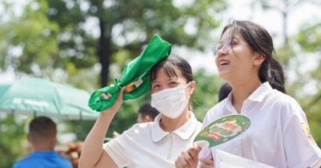 Sáng nay, thí sinh bước vào kỳ thi lớp 10 Trường THPT Chuyên ĐH Sư phạm Hà Nội