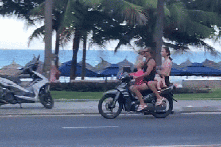 Du khách đầu trần chạy xe máy 'quậy tung' Đà Nẵng