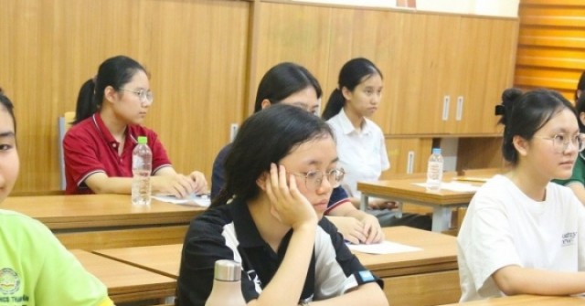 Thí sinh vượt hơn 1.500 km từ Phú Quốc tới Hà Nội thi lớp 10 chuyên Sư phạm