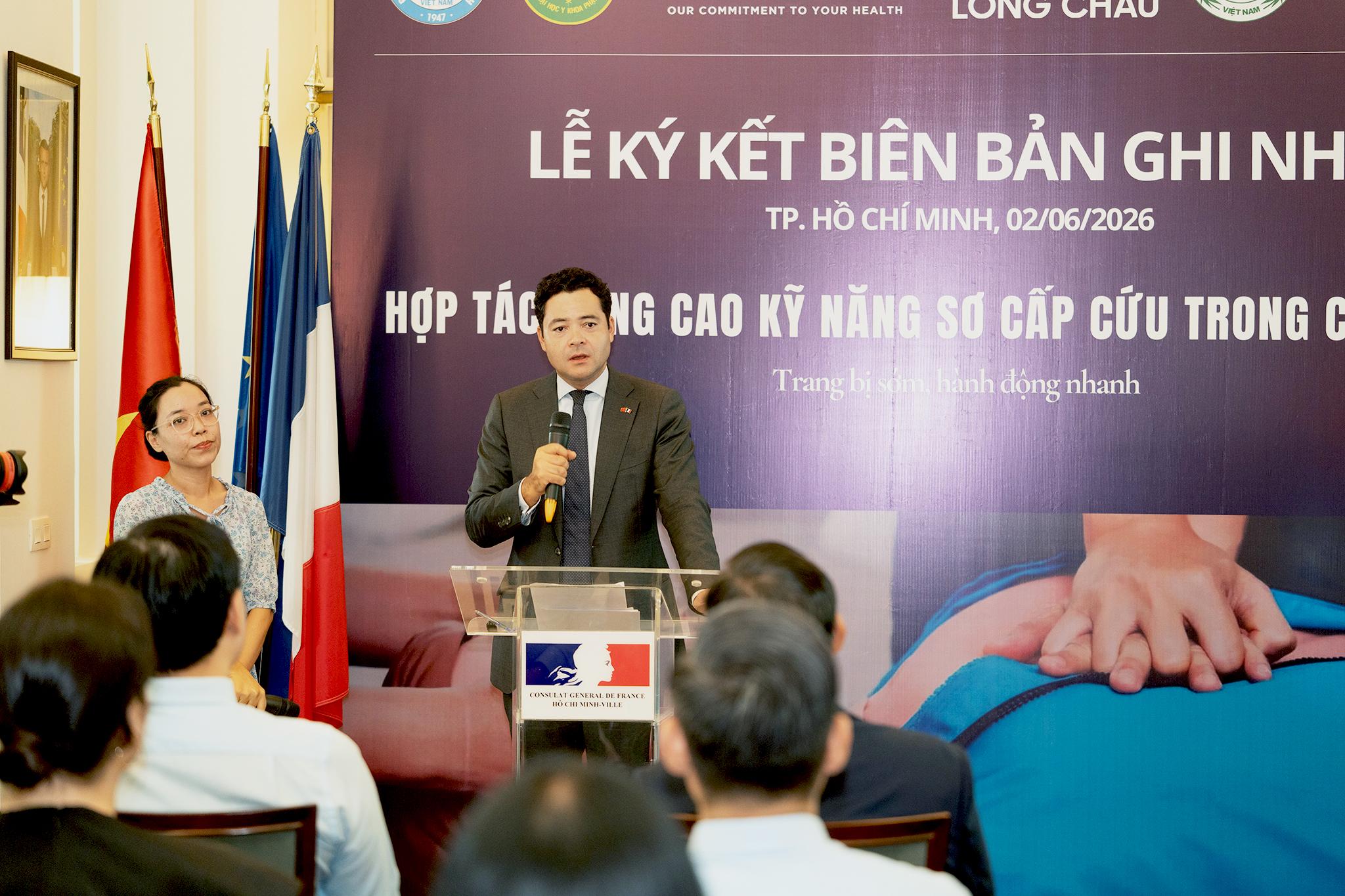 Tổng Lãnh sự Pháp Etienne Ranaivoson.