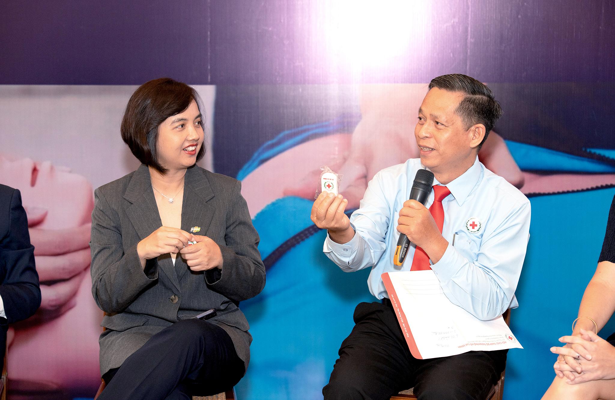 Bà Nguyễn Đỗ Quyên - Phó Tổng Giám đốc FPT Retail kiêm Giám đốc Điều hành Hệ thống nhà thuốc và trung tâm tiêm chủng Long Châu và ông Trần Văn Tuấn - Phó Chủ tịch Hội Chữ thập đỏ TP.HCM kiêm Giám đốc Trung tâm Huấn luyện Sơ cấp cứu và Phòng chống thảm họa TP.HCM.