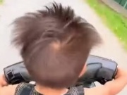 Triệu tập thanh niên thả hai tay, để cháu bé hơn 1 tuổi cầm lái xe máy khi đổ đèo