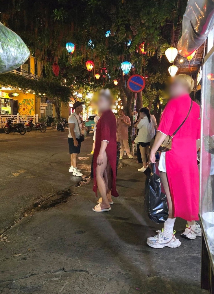 Hình ảnh du khách nước ngoài mặc áo dài chưa phù hợp được chia sẻ trên mạng xã hội.