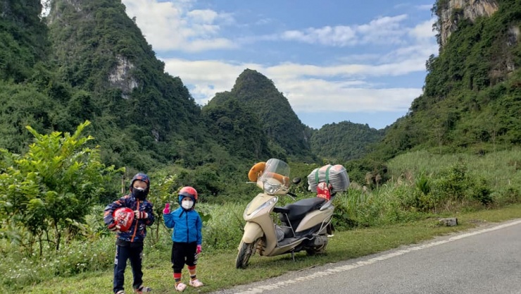 Hành trang vượt 3.000km Nam - Bắc của gia đình anh Hoàng là chiếc xe máy Honda. Ảnh: NVCC