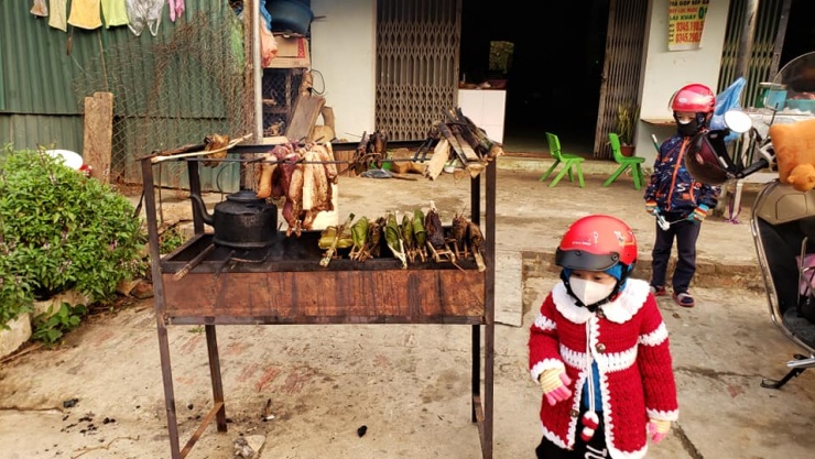 Gia đình anh Hoàng cùng nhau trải nghiệm những món ăn địa phương trên cung đường phượt. Ảnh: NVCC