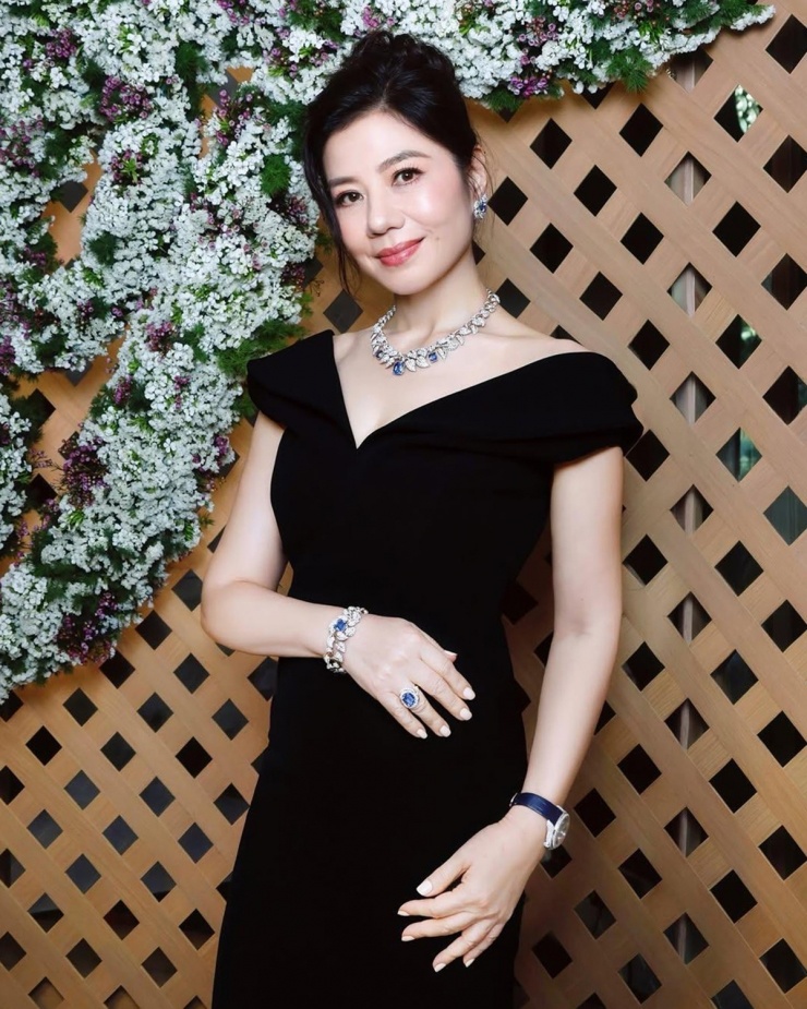 Chung Sở Hồng 'duyên dáng già đi' - 2