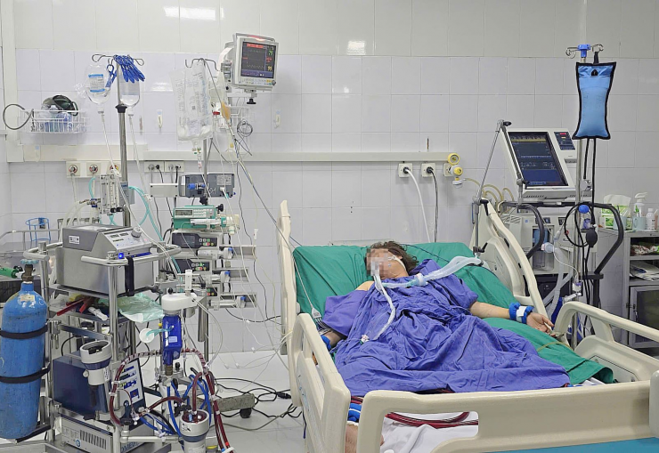 Bệnh nhân sốc nhiễm khuẩn, suy đa tạng nguy kịch do Whitmore được hỗ trợ tuần hoàn ngoài cơ thể phương thức ECMO-VA. Ảnh BVCC