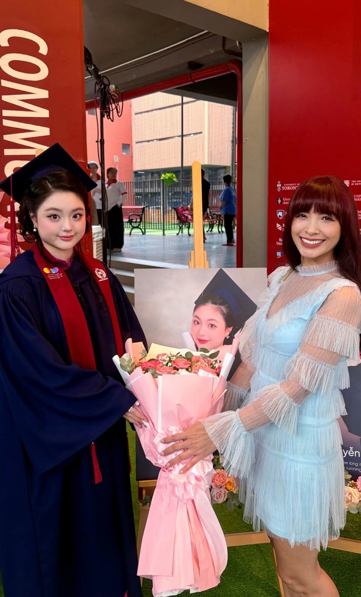 Vợ chồng cựu người mẫu Thúy Hạnh và nhạc sĩ Minh Khang vừa tham dự lễ tốt nghiệp của con gái út Lê Gia An (tên thân mật là Suti). Sau 12 năm học tập tại trường quốc tế, Suti hiện đang chuẩn bị cho hành trình du học sắp tới. "Cô bé hay khóc nhè của ba mẹ ngày nào giờ đã đủ trưởng thành để tự viết tiếp giấc mơ, mong con sẽ luôn tự tin bước đến những chân trời mới", Thúy Hạnh chia sẻ.