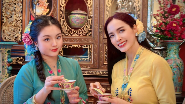 Cách đây không lâu, cùng Suti diện trang phục Kebaya (trang phục truyền thống của phụ nữ ở nhiều quốc gia Đông Nam Á), siêu mẫu Thúy Hạnh hài hước thừa nhận bản thân có phần "lép vế" khi đứng cạnh cô con gái đang ở độ tuổi trăng rằm xinh đẹp.