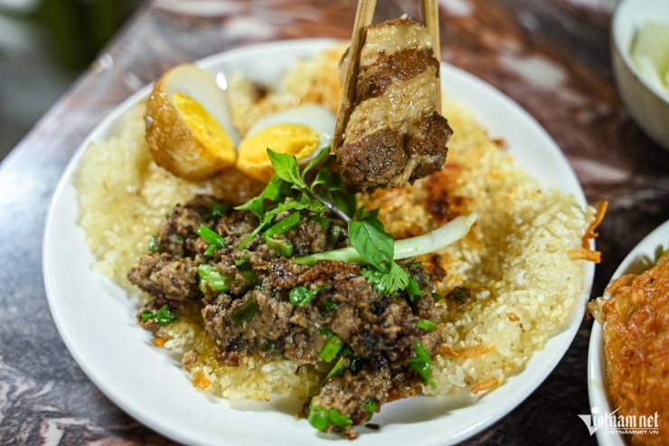 Xôi rán ăn kèm pate, thịt kho trứng. So với mì, phở xào thì xôi rán sẽ ngấm nhiều dầu hơn