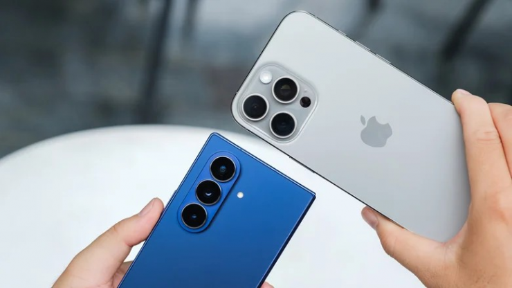 iPhone có thể trở thành nguồn sạc cho thiết bị khác. Ảnh: Shutterstock