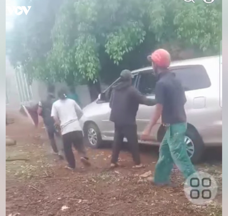 Người dân địa phương đưa em H'L. đi cấp cứu