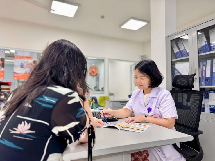 Bác sĩ CKII Nguyễn Nguyên Huyền – Giám đốc Trung tâm Phòng, chống dịch, Bệnh viện Bệnh Nhiệt đới Trung ương đang tư vấn cho bệnh nhân. Ảnh: BVCC