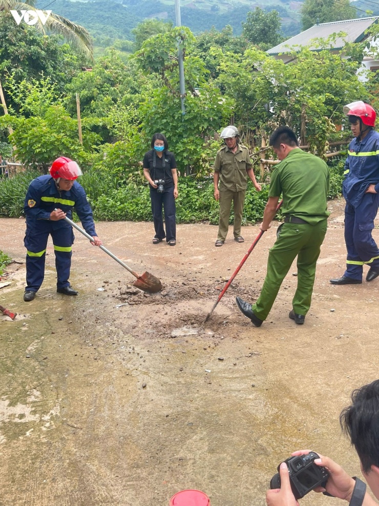 Sử dụng dụng cụ phá dỡ nền bê tông, nơi xảy ra hiện tượng tự cháy.