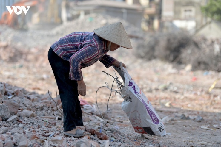 Một lao động nhặt phế liệu khác chia sẻ: "Dù thời tiết mùa này nắng nóng lên đến cả 40 độ C nhưng ngày nào tôi cũng ra đây từ 5 giờ sáng. Hôm nhiều thì được vài trăm nghìn đồng, hôm ít chỉ đủ tiền ăn trong ngày".
