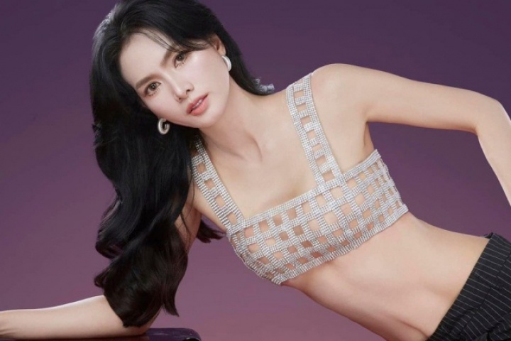 Siêu mẫu Anh Thư gợi cảm đến ngỡ ngàng ở tuổi 44