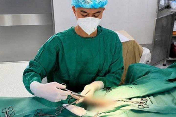 Cụ ông 74 tuổi mệt mỏi khi có 'rổ sỏi' lạo xạo trong bao quy đầu