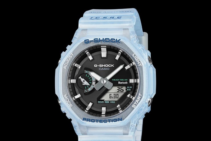 Đầu tiên, G-Shock GA-B2100KB-2A được dựa trên thiết kế bát giác quen thuộc của dòng 2100, là sản phẩm kết nối nhiều nhất trong bộ ba. Sản phẩm được trang bị Bluetooth để đồng bộ hóa với ứng dụng Casio Watches trên smartphone giúp điều chỉnh thời gian tự động và cài đặt giờ thế giới. Đồng hồ sử dụng hệ thống sạc năng lượng mặt trời Tough Solar, cung cấp thời lượng pin khoảng 7 tháng cho một lần sạc đầy. Giá bán là 29.150 yên (khoảng 4,8 triệu đồng).