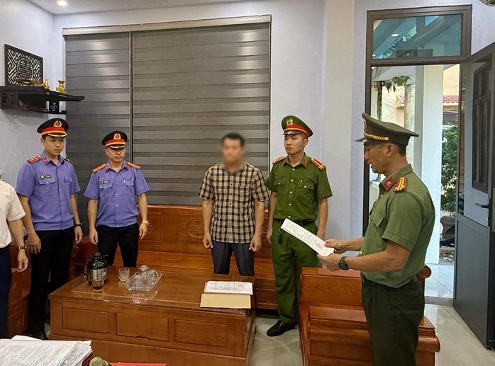 Cơ quan chức năng đọc lệnh bắt bị can để tạm giam đối với ông Nguyễn Văn Đông - Hiệu trưởng Trường Tiểu học số 2 Quảng Phúc