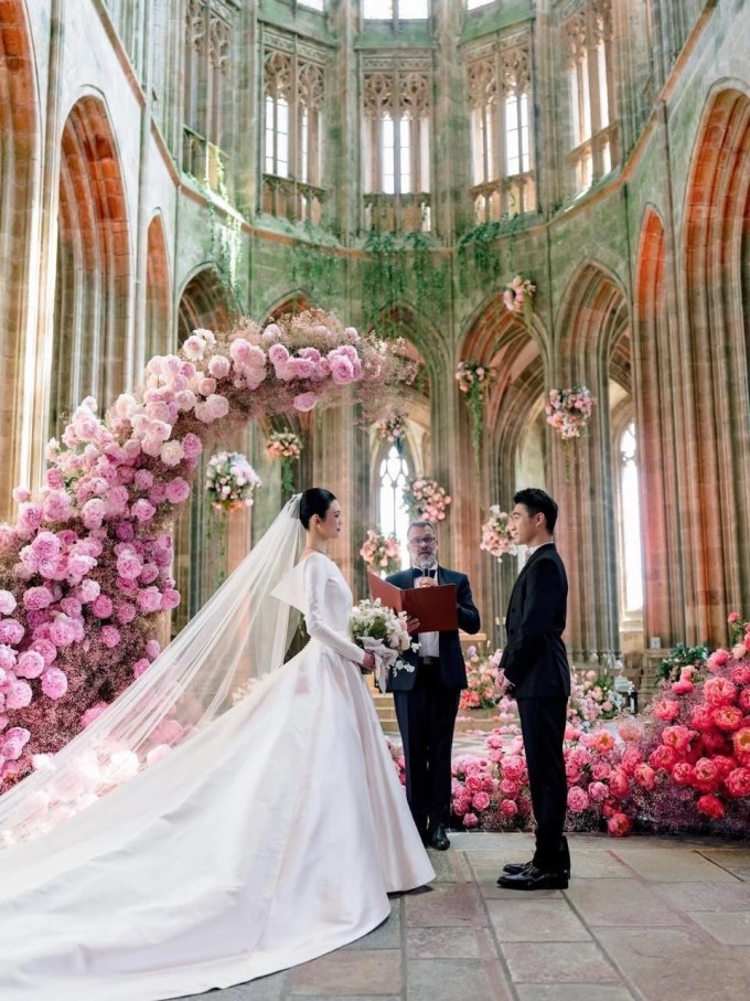 Hề Mộng Dao và Hà Du Quân có 9 năm bên nhau trước khi bước vào lễ đường Mont-Saint-Michel để trao lời thề nguyện.