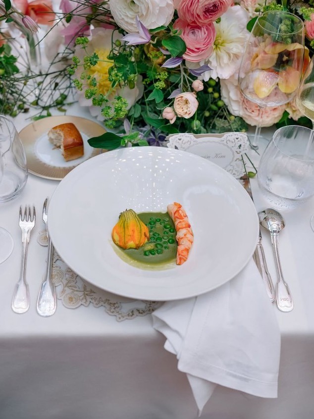 Tôm Langoustine (tôm hùm Na Uy) nổi tiếng là loại hải sản xa xỉ, hiếm và đắt đỏ được phục vụ kèm nước dùng Tom Kha Broth, hoa bí ngòi.