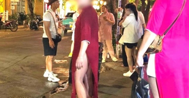 Xác minh vụ du khách nước ngoài mặc áo dài phối bikini gây bức xúc ở Hội An