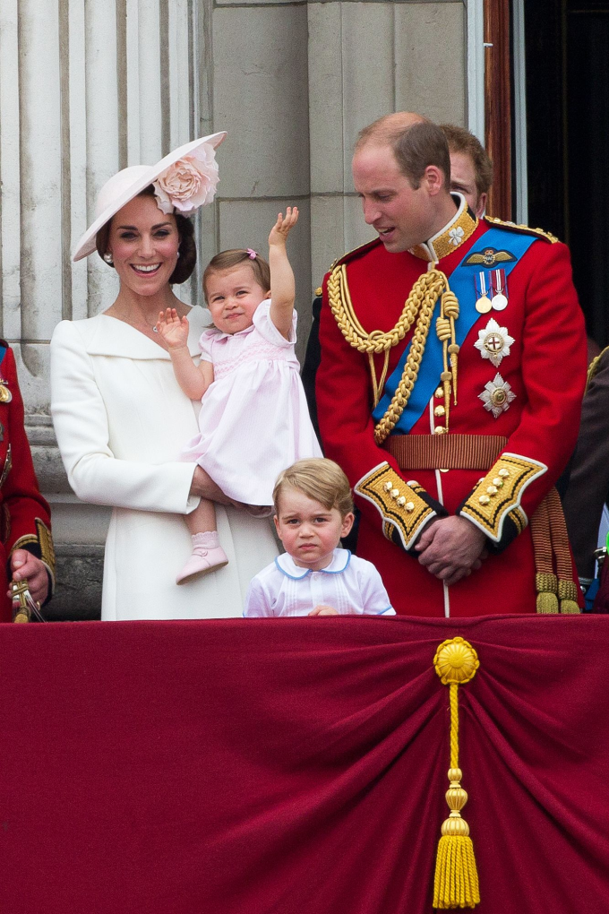 Charlotte mang mẫu giày Emma màu hồng, năm 2016. Ảnh: Elle