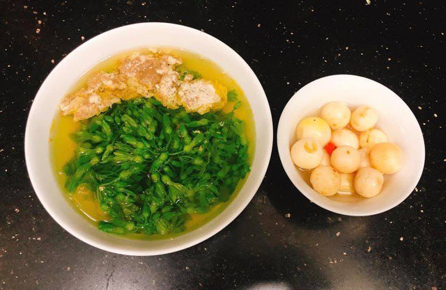 Canh cua hoa thiên lý ăn kèm cùng cà pháo rất đưa cơm. Ảnh: Hà My