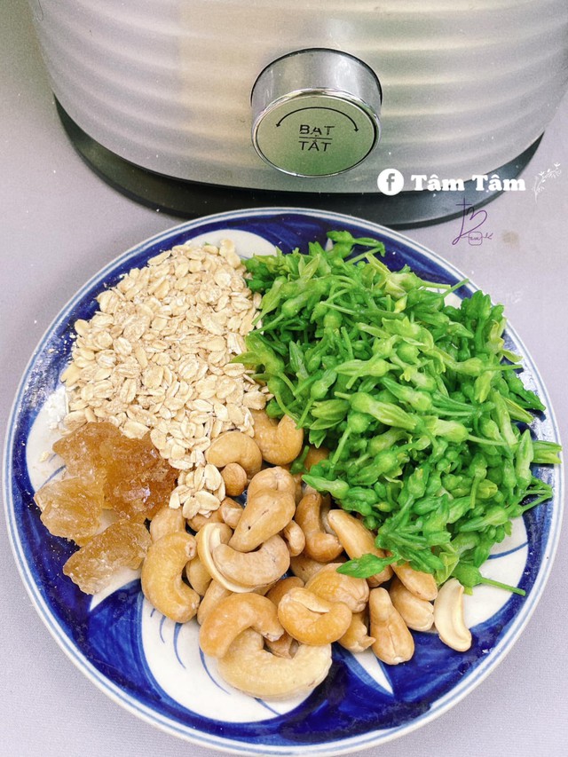 Các nguyên liệu chuẩn bị để làm sữa hạt hoa thiên lý. Ảnh Tâm Tâm