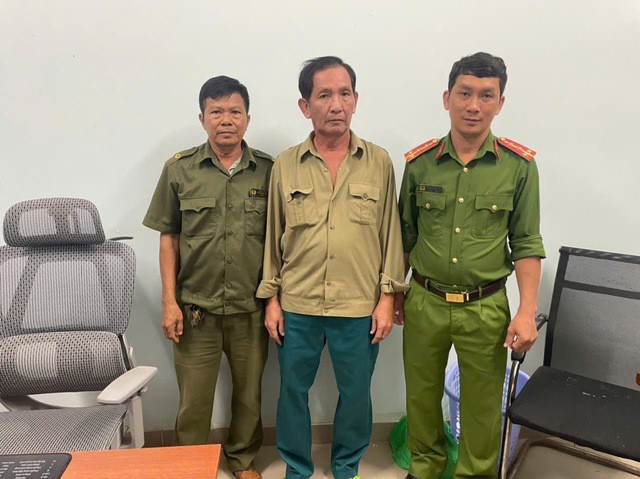 Nguyễn Hữu Thái (đứng giữa) bị bắt sau 35 năm trốn truy nã. Ảnh: Công an TP Đồng Nai.