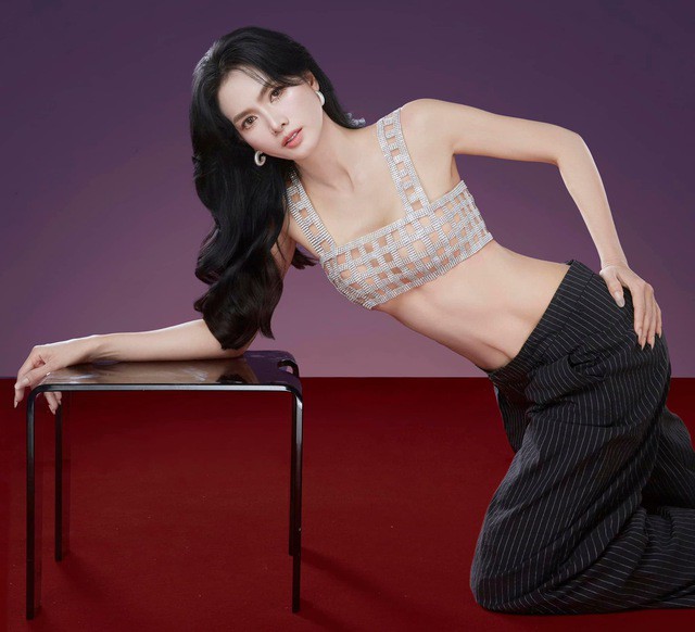 Siêu mẫu Anh Thư sinh năm 1982, ngoài vai trò người mẫu còn tham gia nhiều phim truyền hình, điện ảnh nổi tiếng như: "Tuyết nhiệt đới", "Hồn Trương Ba, da hàng thịt", "Mười"...