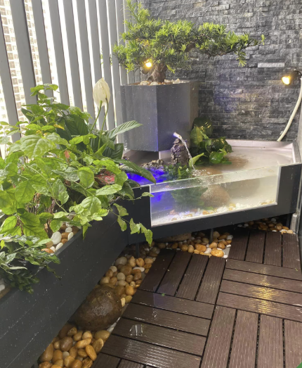 Nếu bạn ưa thích sự mới lạ, độc đáo thì hãy thử tạo một hồ nước nhỏ phù hợp với không gian ban công nhà mình.