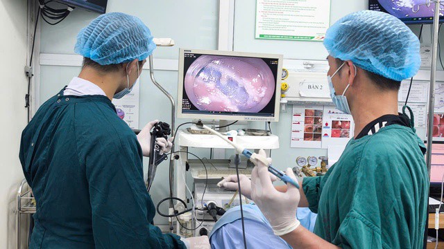 Các bác sĩ thực hiện nội soi can thiệp cho bệnh nhân. Ảnh: BVCC.