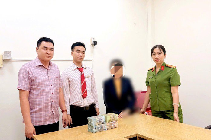 Thượng tá Trịnh Anh Dũng, Trưởng Công an phường Trảng Bom (ngoài cùng bên trái) và cán bộ công an giúp ngăn chặn kịp thời người phụ nữ chuyển 1,3 tỉ đồng cho kẻ lừa đảo