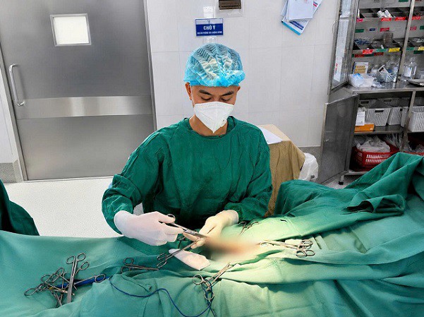 ThS.BS Hoàng Chúc đang thực hiện ca phẫu thuật cho bệnh nhân Nguyễn Văn T.. Ảnh: T.N.L.