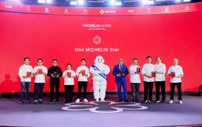 Đại diện các nhà hàng nhận một sao Michelin hôm 4/6 tại Hà Nội. Trong đó có đầu bếp Yamaguchi Hiroshi (thứ tư từ phải sang) từ nhà hàng Hibana by Koki nằm trong khách sạn Capella Hà Nội đã 4 năm liên tiếp nhận sao Michelin. Ảnh: Kim Chi